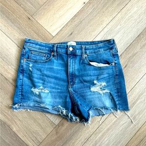 Women’s Universal Thread high rise midi jeans shorts. Size 14 32